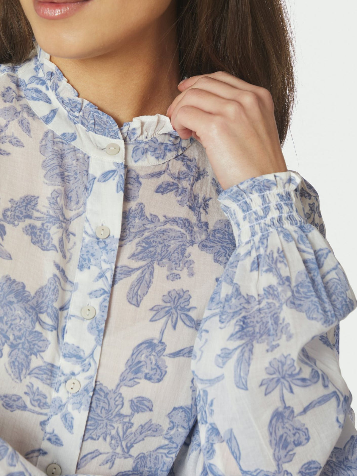 Valkoinen Oda Flower Spring Shirt utuisensinisin kukin ja kauniilla kirjailulla. 100 % puuvillaa. Helppo yhdistää arkeen ja juhlavampaan tyyliin.