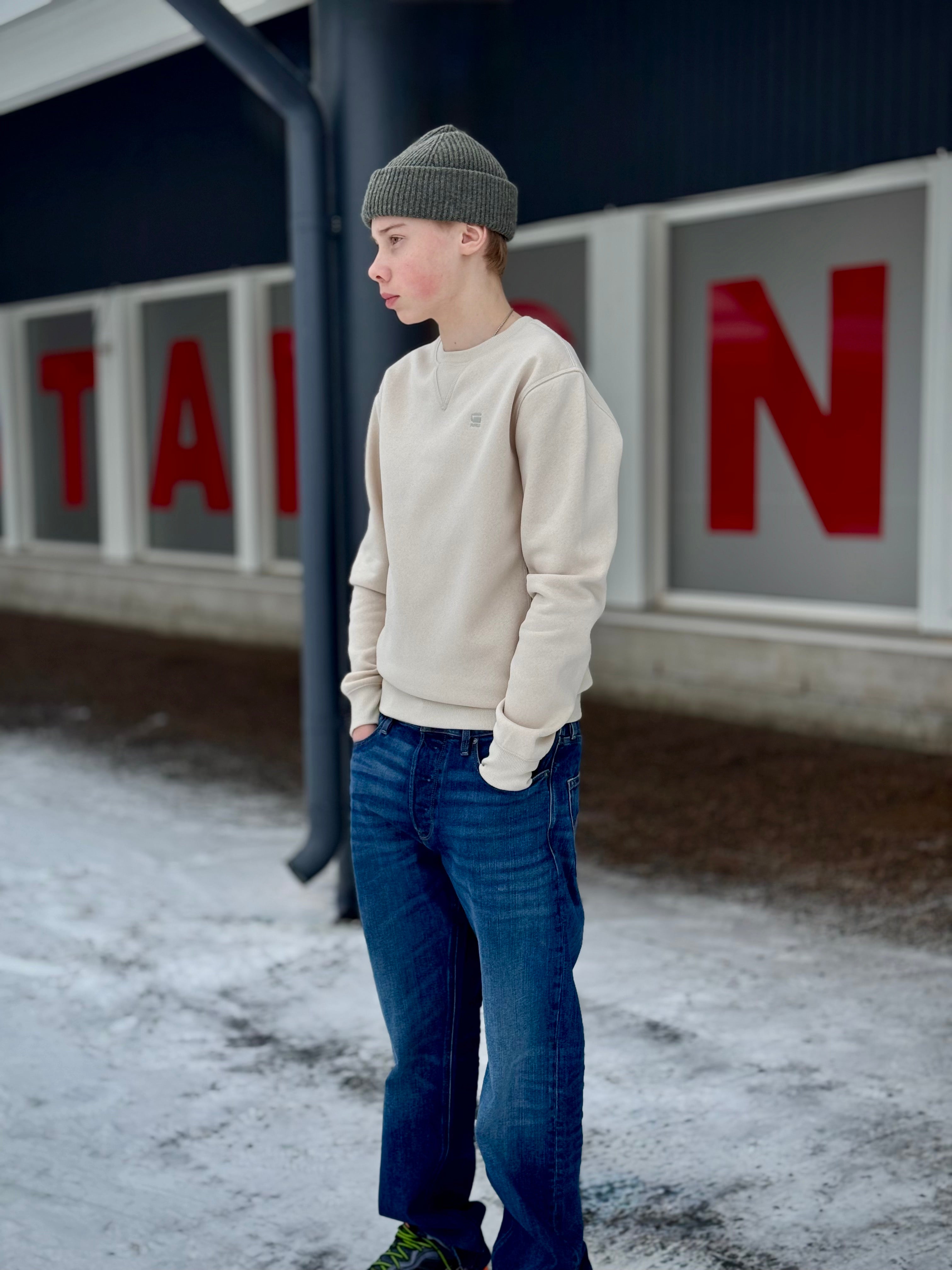 G-Star Premium Core -collegepaita on ajaton ja mukava arjen luottovaate. Suora istuvuus, pyöreä ribbineulottu pääntie ja hyvä istuvuus tekevät paidasta helposti yhdisteltävän niin farkkujen kuin rennompien housujen kanssa.