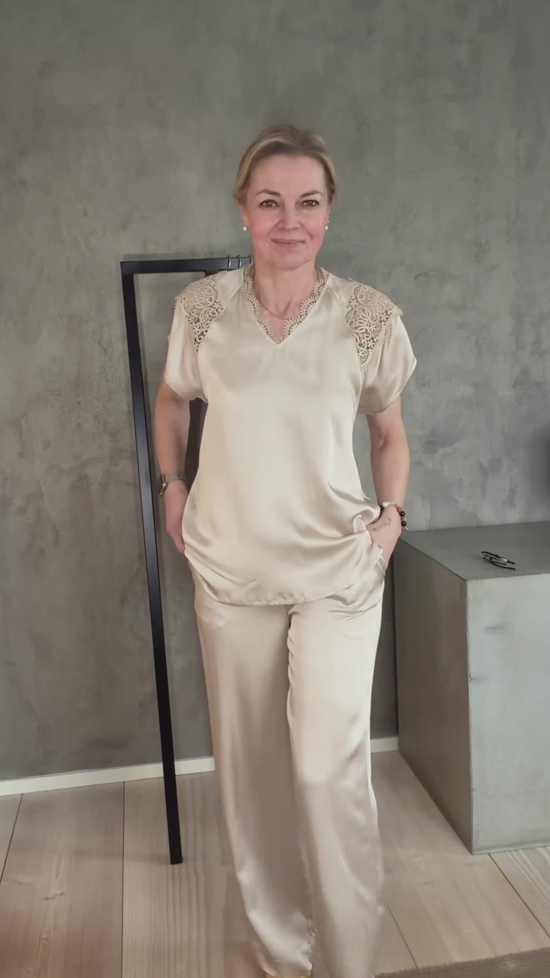 WeckiaBBSynje-pusero on kaunis ja naisellinen yläosa, jossa yhdistyvät kevyt laskeutuvuus ja hienostuneet yksityiskohdat. Pehmeä viskoosimateriaali liikkuu kauniisti mukana ja tekee puserosta miellyttävän käyttää koko päivän.