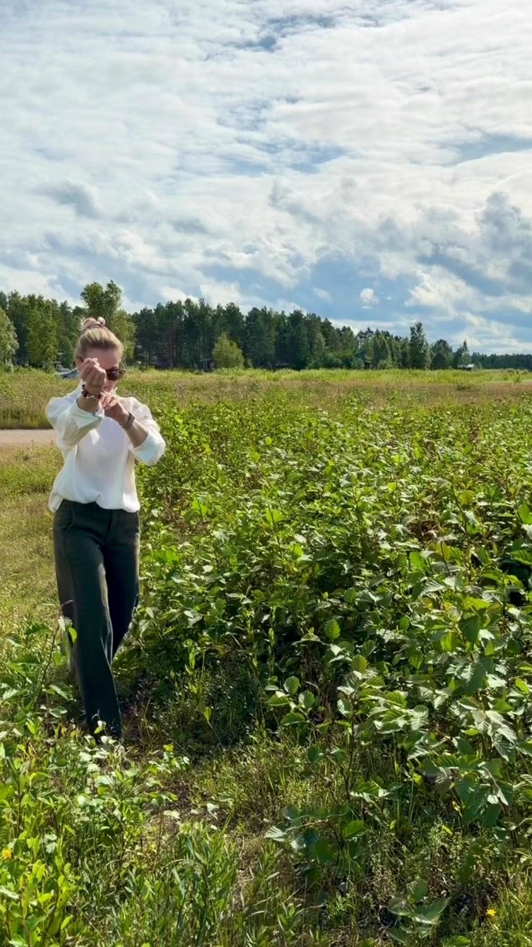 Co’Couture CamelloCC Asym Button Blouse on rento offwhite-pusero, jossa on strukturoitu pinta, korkea pääntie ja näyttävä epäsymmetrinen nappikiinnitys.