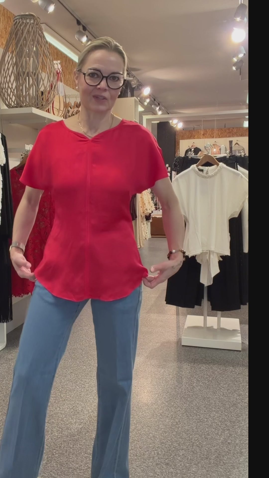 AcaraBBZazia on kaunis ja naisellinen pusero, jossa yhdistyvät selkeä muotoilu ja laskeutuva materiaali. V-pääntie tuo malliin eleganttia ilmettä ja takana oleva lyhyt venyke vyötäröllä korostaa puseron naisellista siluettia.