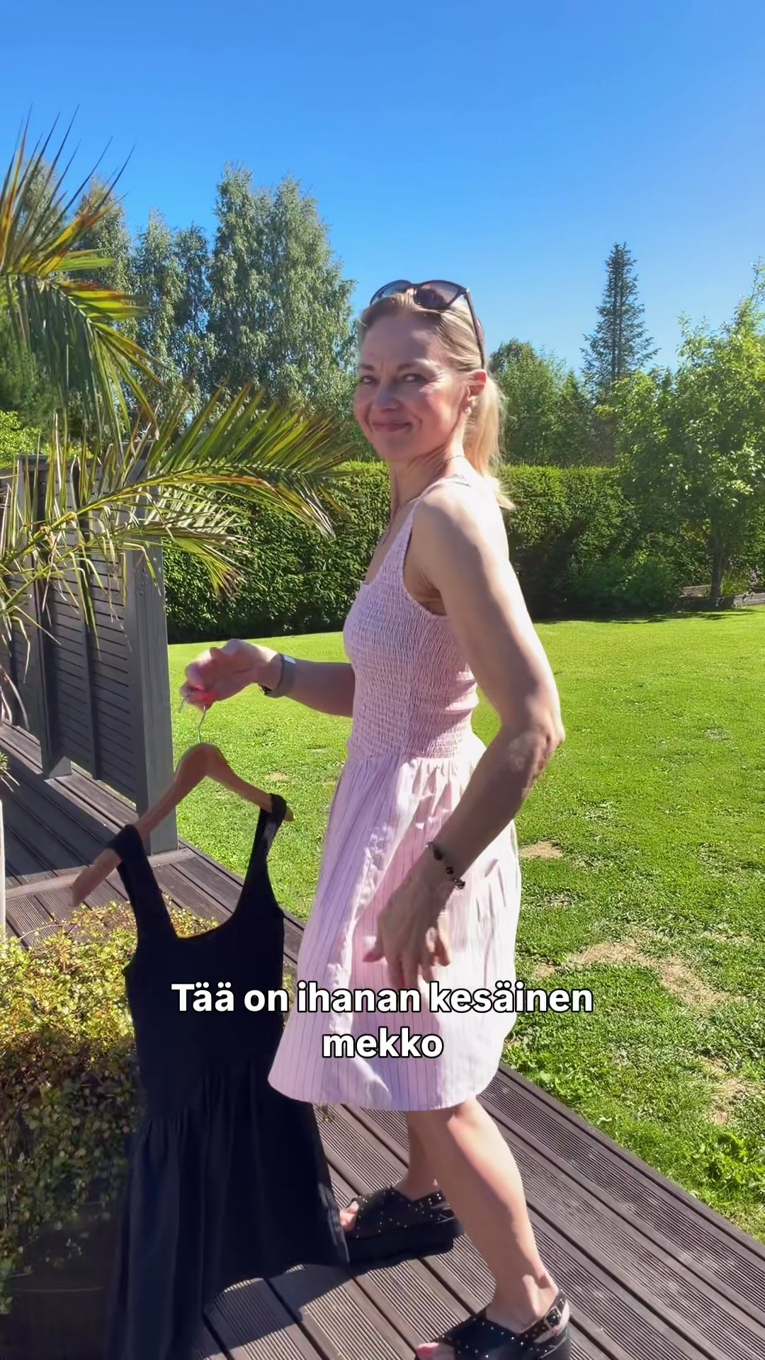 JJXX Caro Smock Dress on kevyt ja huoleton kesämekko, jossa yhdistyvät mukavuus ja tyttömäinen ilme. Smokkirypytetty yläosa mukautuu kauniisti vartalolle, ja helma tuo mekkoon ilmavaa liikettä.