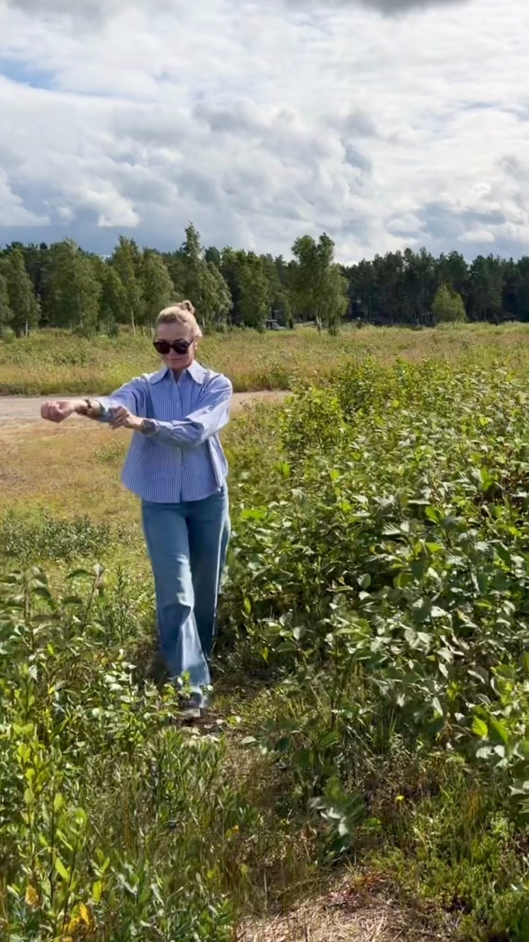 Lucie Shirt on rento raidallinen pusero, jossa kauniit kukkamaiset helmiäiskirjailut tuovat naisellisen ja hieman ylellisen yksityiskohdan.