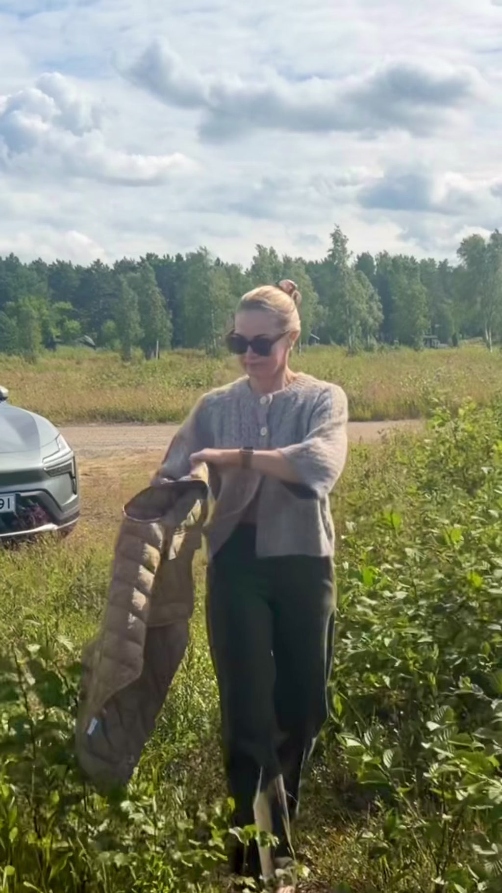 Kabba Knit Cardigan on pehmeä oversized-neuletakki, jossa on kaunis palmikkoneulos, näyttävät balloon-hihat ja koristeelliset helmiäisnapit.
