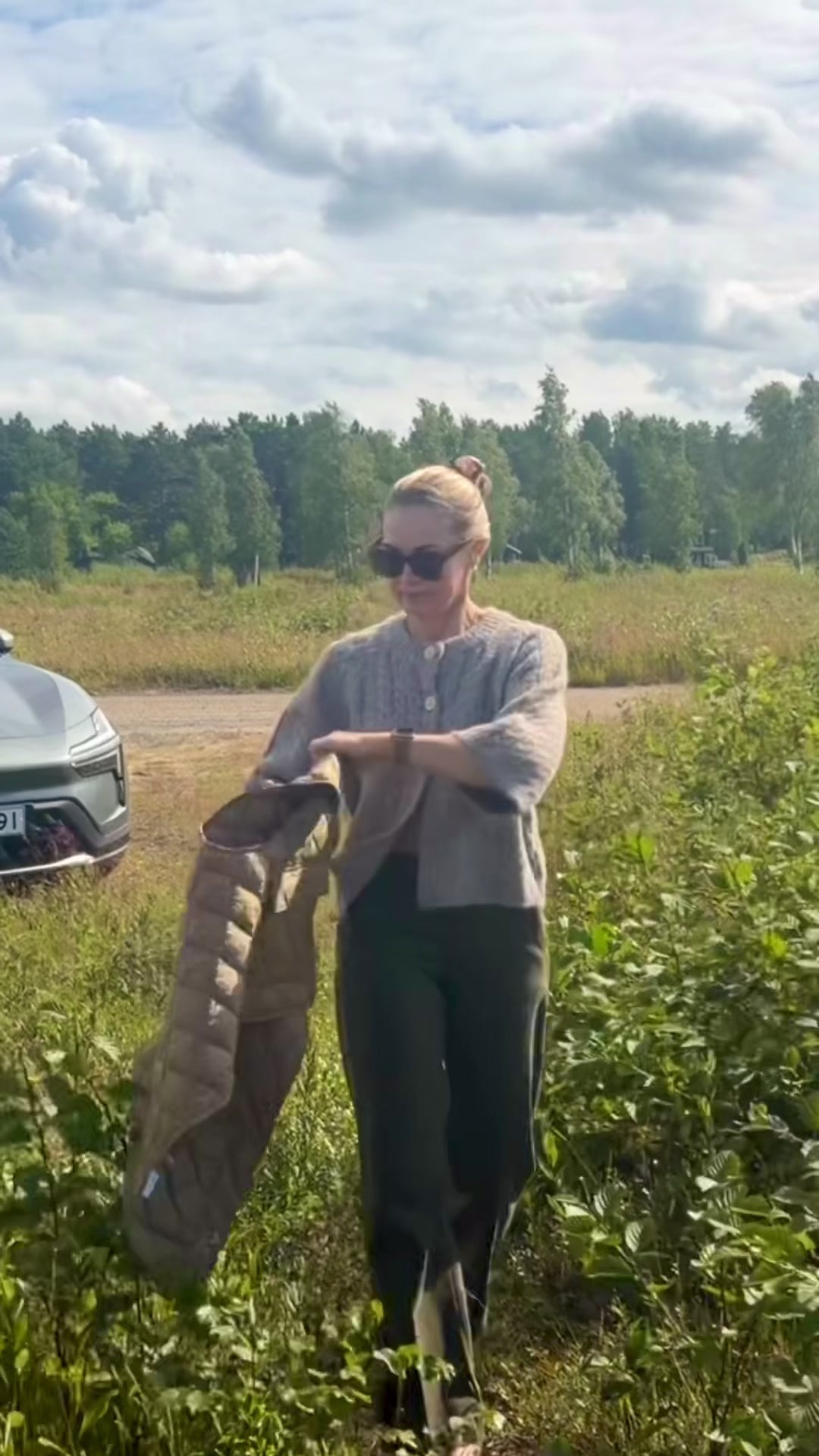 Kabba Knit Cardigan on pehmeä oversized-neuletakki, jossa on kaunis palmikkoneulos, näyttävät balloon-hihat ja koristeelliset helmiäisnapit.
