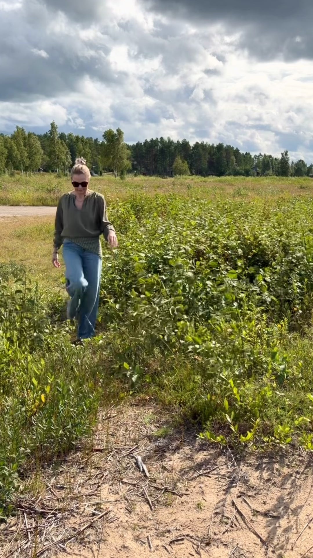 Selected Femme SLWJONNA LS Top on kauniisti laskeutuva viskoosipusero mao-kauluksella ja nappikiinnityksellä. Helppo ja monikäyttöinen arjen suosikki.