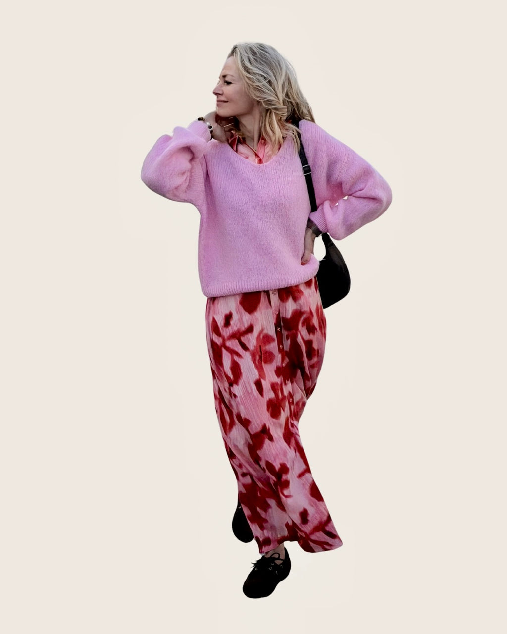 Kevyt kangas ja selkeä malli tekevät mekosta monikäyttöisen. Mekko toimii yhtä hyvin arjessa kuin hieman juhlavammissakin tilanteissa.

Yhdistä esimerkiksi Americandreams -neuleen kanssa, niin saat toimivan ja mukavan kokonaisuuden viileämpiin päiviin.