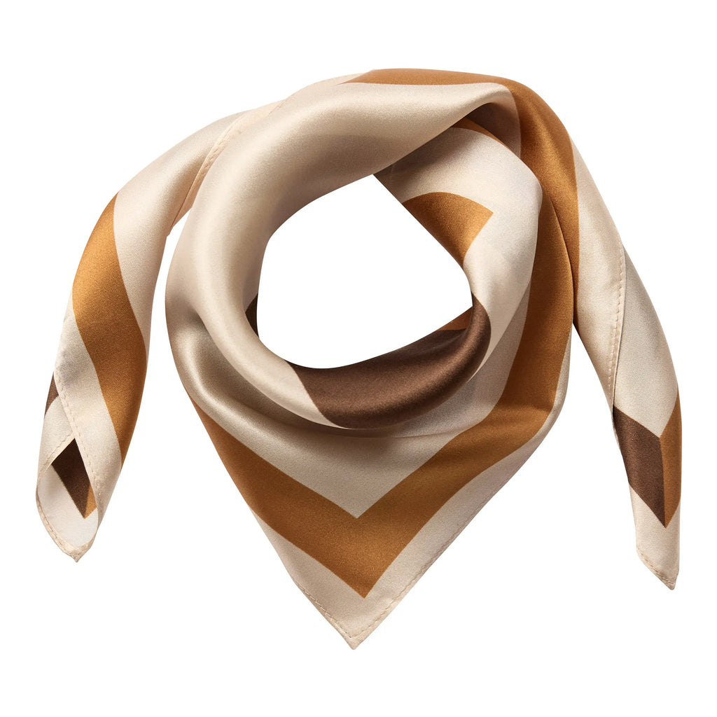 Co'Couture ShilaCC Silk Block Scarf on tyylikäs 100 % silkkihuivi. Kevyt, kauniisti laskeutuva ja monikäyttöinen asuste arkeen sekä juhlaan.