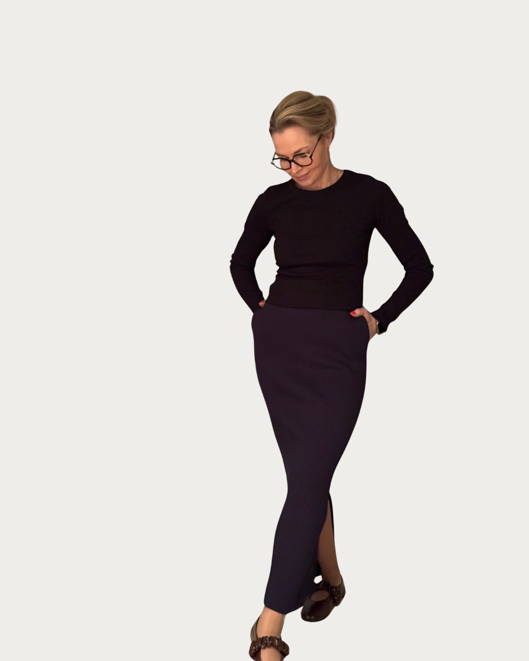 Tämä pitkä jämäkkä trikoinen hame yhdistää mukavuuden ja huolitellun ilmeen. Joustava materiaali sekä korkea vyötärö tekevät hameesta erittäin miellyttävän päällä ja helposti istuvan. Selkeä, pitkä linja tuo asuun tyylikkyyttä, mutta joustava kangas pitää kokonaisuuden rennon tuntuisena.