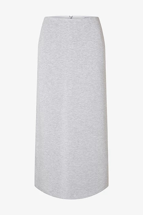 Tämä pitkä jämäkkä trikoinen hame yhdistää mukavuuden ja huolitellun ilmeen. Joustava materiaali sekä korkea vyötärö tekevät hameesta erittäin miellyttävän päällä ja helposti istuvan. Selkeä, pitkä linja tuo asuun tyylikkyyttä, mutta joustava kangas pitää kokonaisuuden rennon tuntuisena.