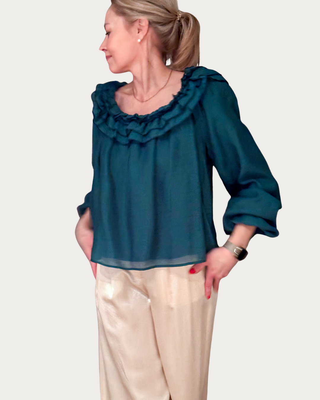 Röyhelöinen, off-shoulder -mallinen pääntie tekee mallista naisellisen ja hieman rennomman. Pääntietä voi käyttää myös kevyesti olkapäiltä laskeutuvana tai normaaliin tapaan.&nbsp;