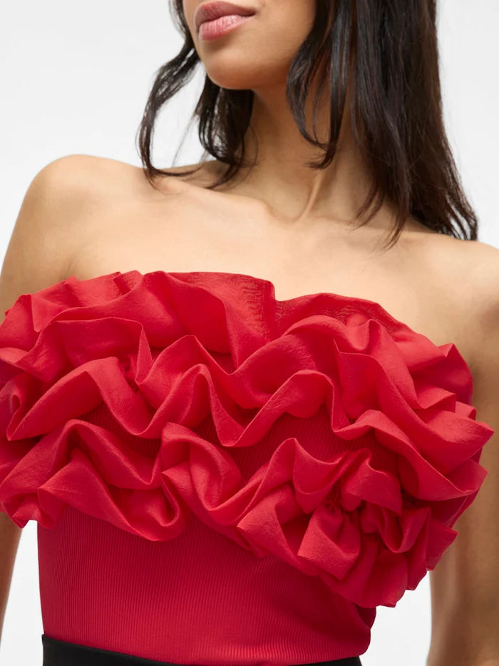 Tämä näyttävä bodytoppi on helppo tapa tuoda asuun naisellista ilmettä. Off shoulder -pääntie korostaa kauniisti hartialinjaa ja tekee topista tyylikkään valinnan pieneen menoon kuin juhlavampiin hetkiin.