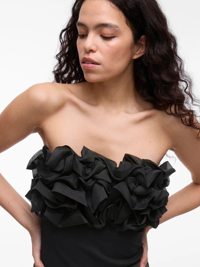 Tämä näyttävä bodytoppi on helppo tapa tuoda asuun naisellista ilmettä. Off shoulder -pääntie korostaa kauniisti hartialinjaa ja tekee topista tyylikkään valinnan pieneen menoon kuin juhlavampiin hetkiin.