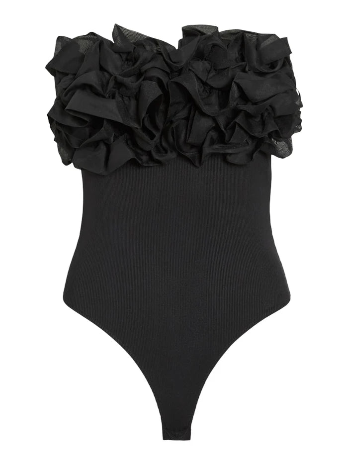 Tämä näyttävä bodytoppi on helppo tapa tuoda asuun naisellista ilmettä. Off shoulder -pääntie korostaa kauniisti hartialinjaa ja tekee topista tyylikkään valinnan pieneen menoon kuin juhlavampiin hetkiin.