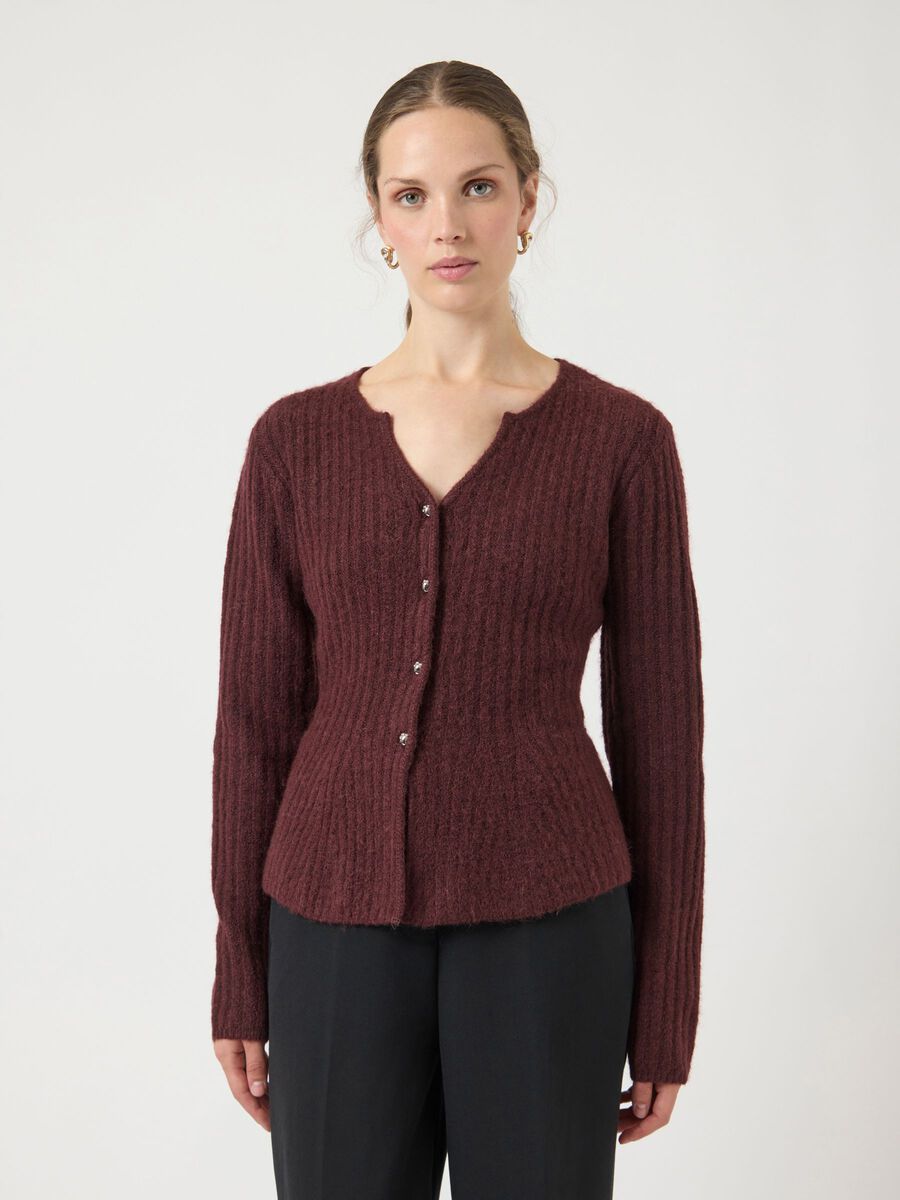 Tyköistuva malli ja nappikiinnitys tuovat neuleeseen naisellisen ilmeen.&nbsp;Malli mukailee kauniisti vartaloa ja tekee neuletakista jakkutyylisen. Helposti yhdisteltävä niin mekkojen, hameiden kuin housujenkin kanssa.