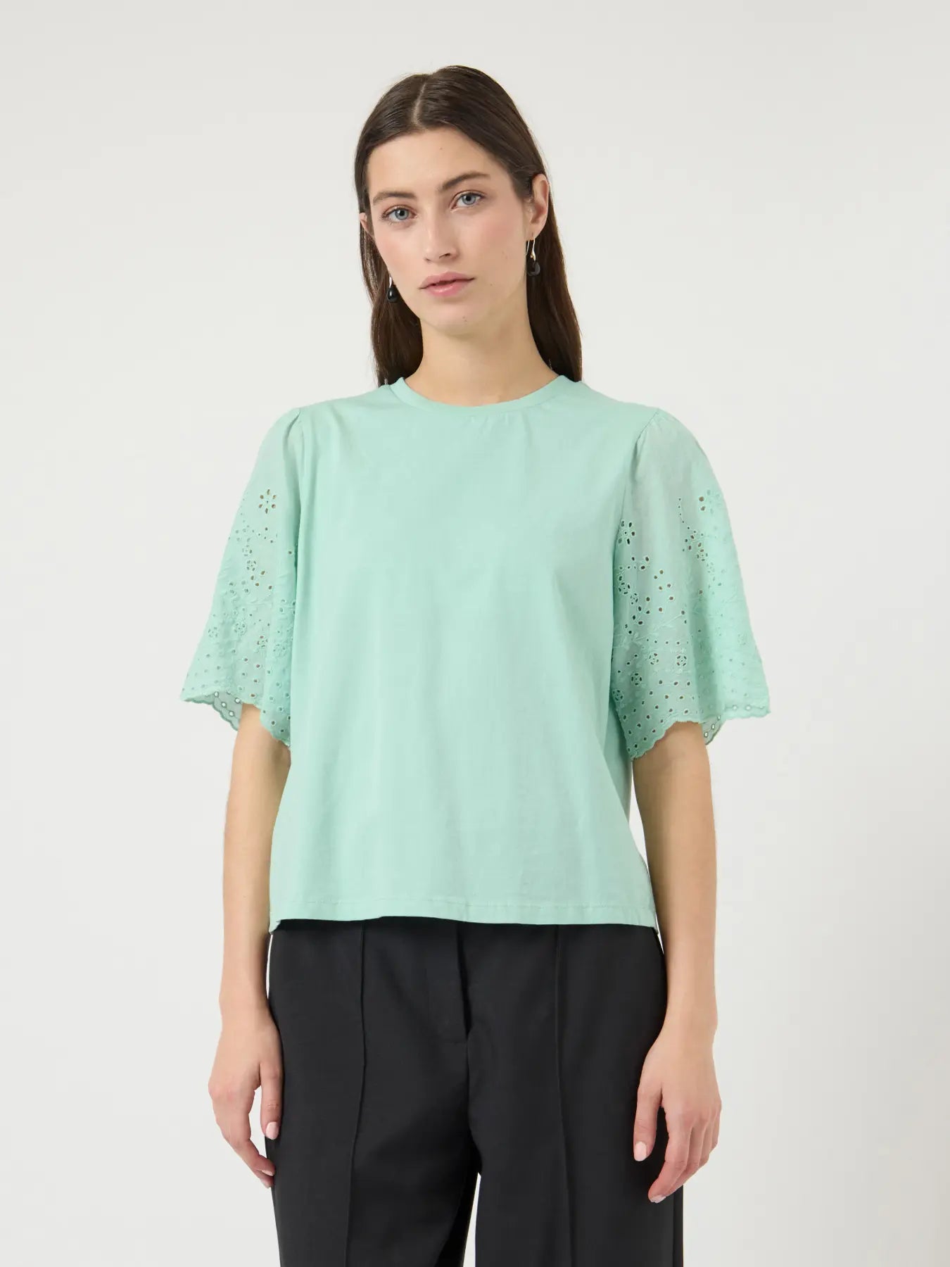 Pyöreä pääntie ja klassinen malli tekevät paidasta helposti yhdisteltävän – käytä farkkujen, hameen tai siistimpien housujen kanssa. Paita toimii yhtä hyvin arjen luottovaatteena kuin hieman huolitellummassa asussa.