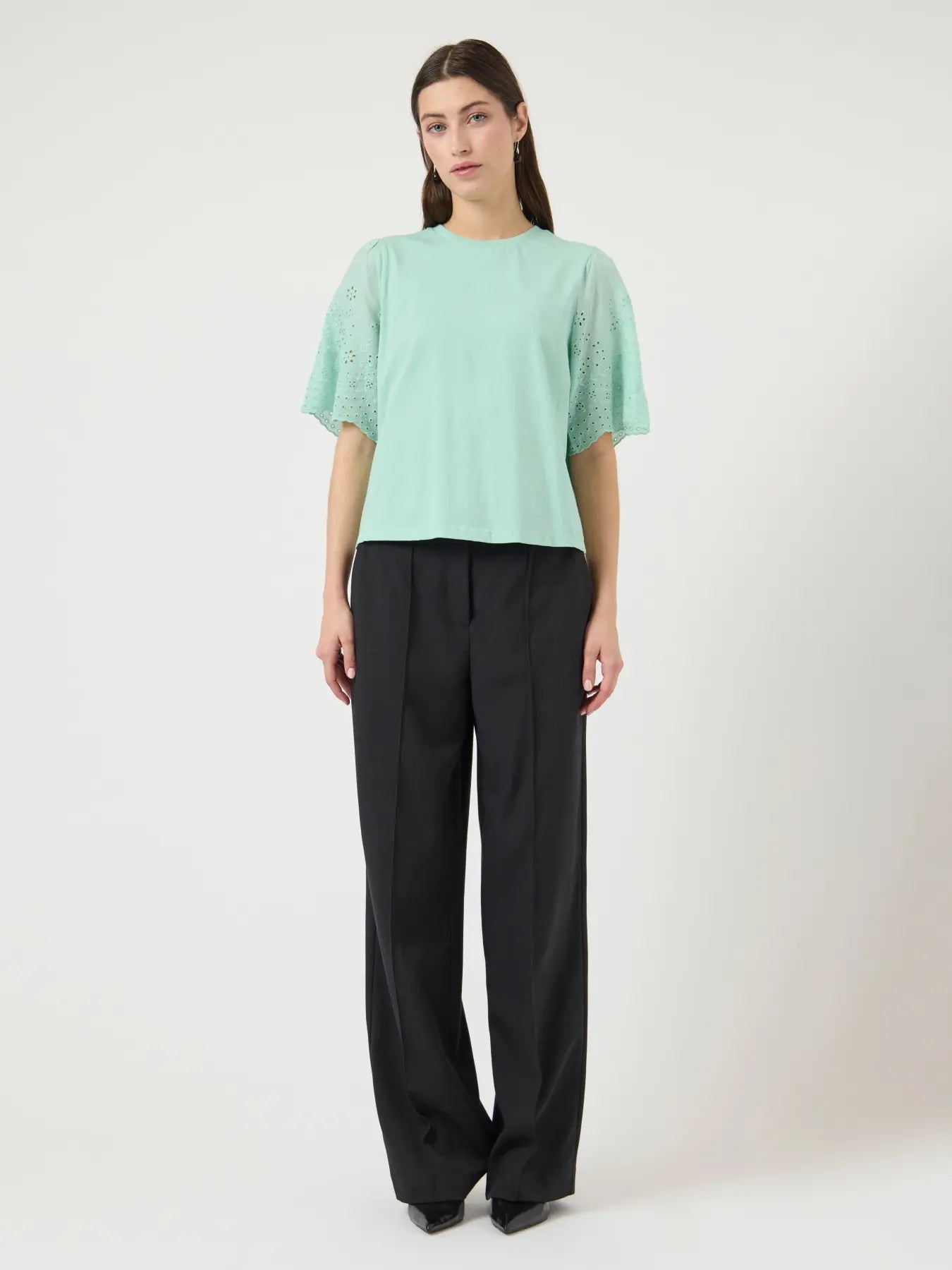 Kaunis pitsihihainen t-paita

Tämä naisellinen t-paita tuo arkeen pienen ripauksen juhlavuutta. Hihojen kaunis brodyyripitsi tekee paidasta mielenkiintoisen.